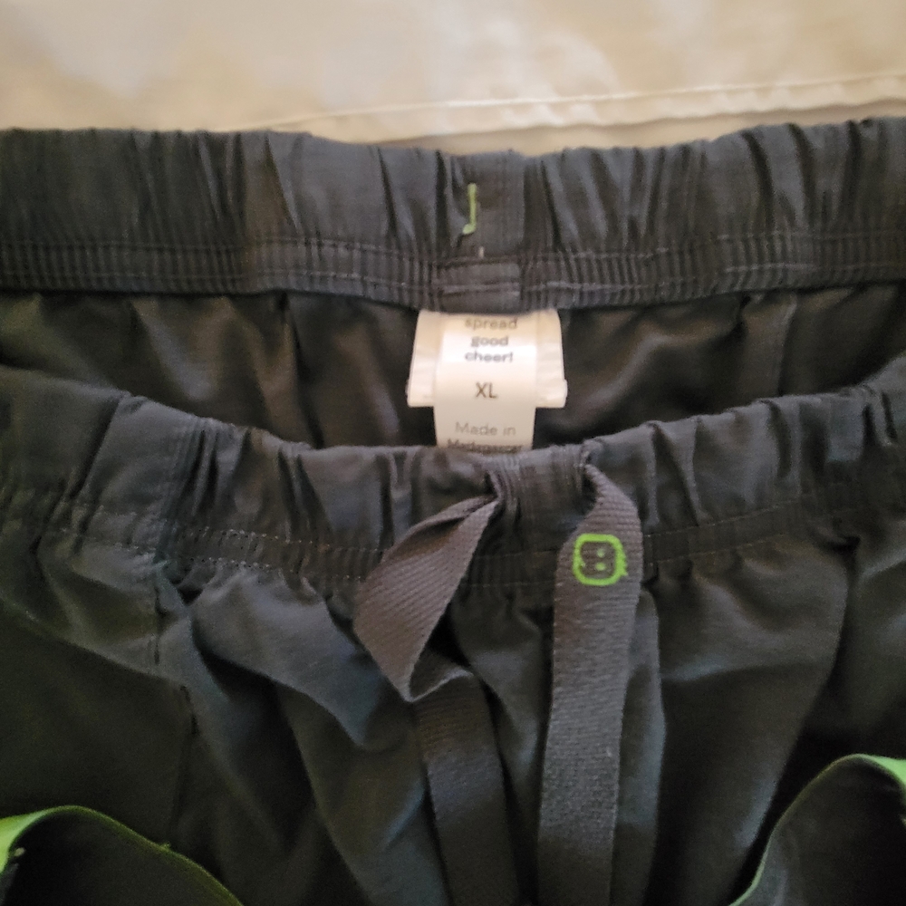 WonderWink Dark Gray X-Large Scrub Set with Green Accents. - Picture 4 of 7
